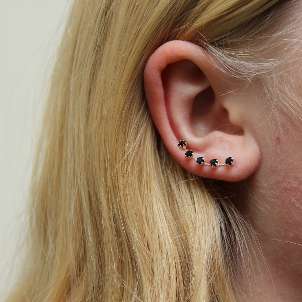 SINGLE EARCLIMBER I SILVER SVART ZIRKONIA