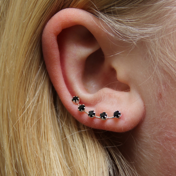 SINGLE EARCLIMBER I SILVER SVART ZIRKONIA