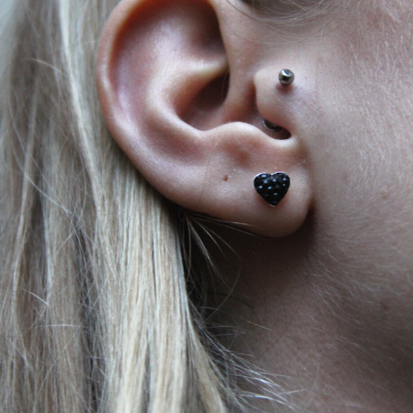 SILVERÖRHÄNGE HJÄRTA SVART STRASS