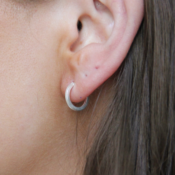 HOOPS SILVER SQUARE HUGGIE 1,5X10MM