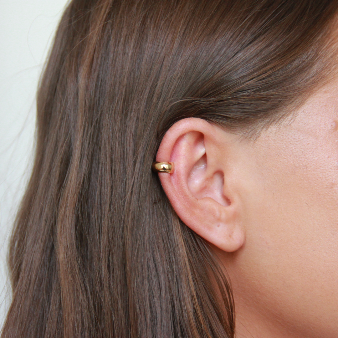 SINGLE EARCUFF I GULD BRED RUNDAD