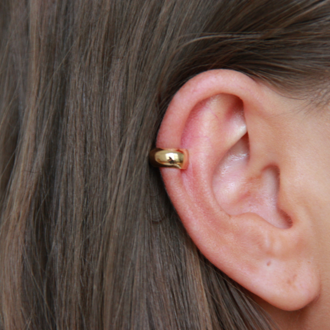 SINGLE EARCUFF I GULD BRED RUNDAD
