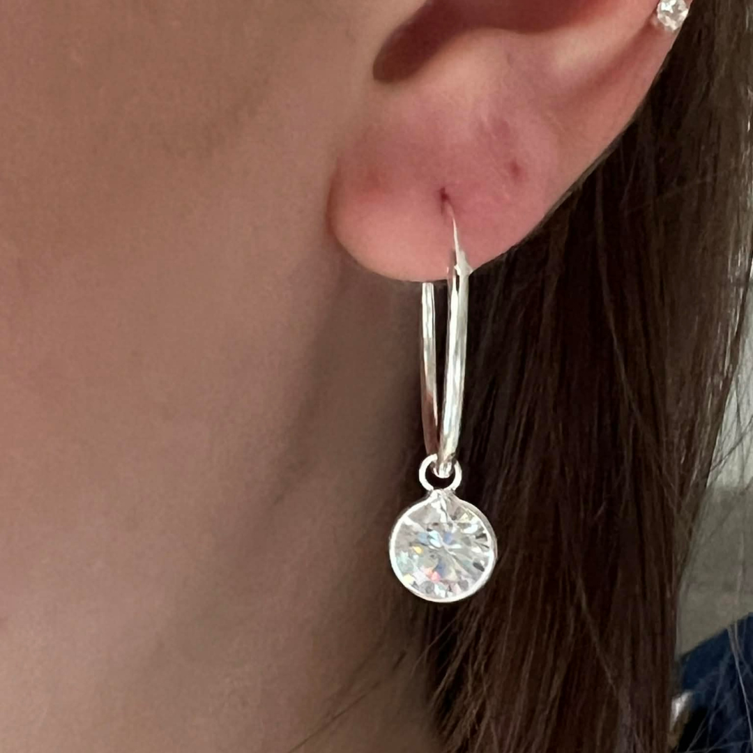 SILVERÖRHÄNGE HOOPS MED VITA STENAR