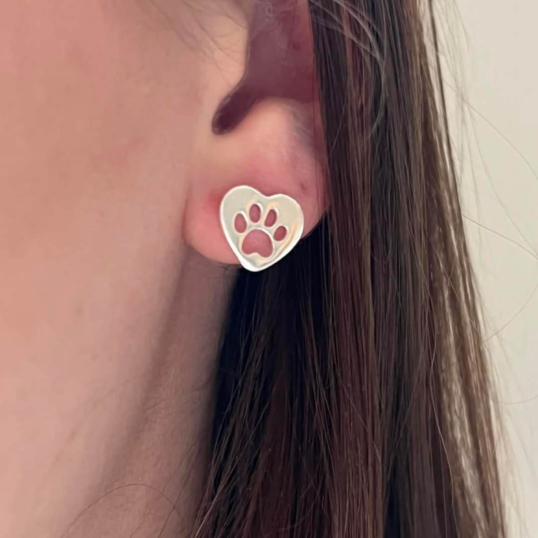 SILVERÖRHÄNGE TASSAR HEARTS