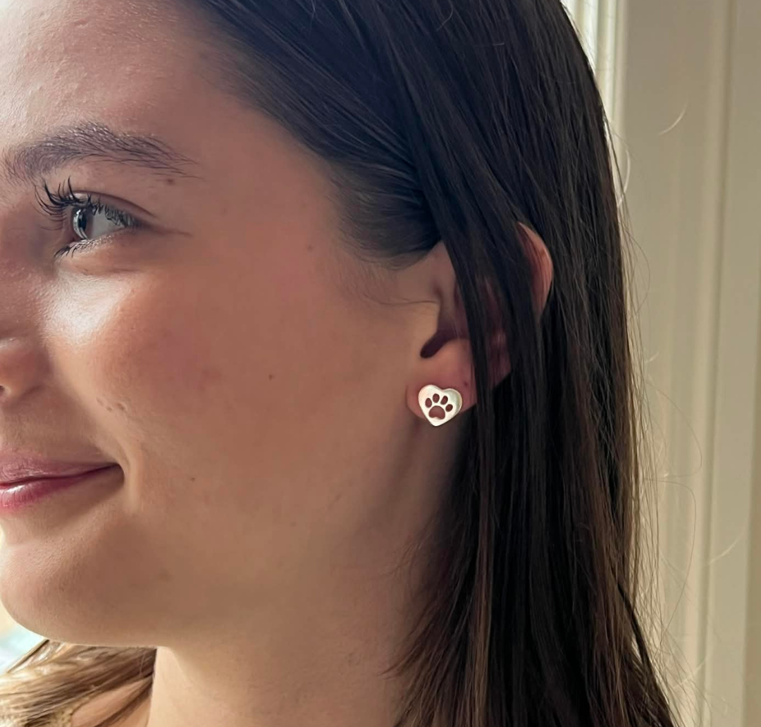 SILVERÖRHÄNGE TASSAR HEARTS