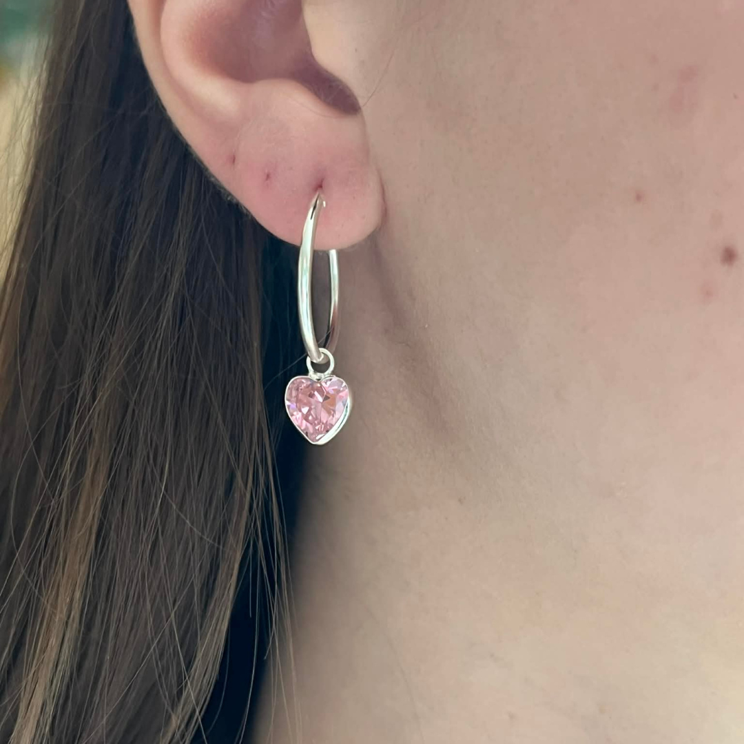 SILVERÖRHÄNGE HOOPS ROSA HJÄRTAN