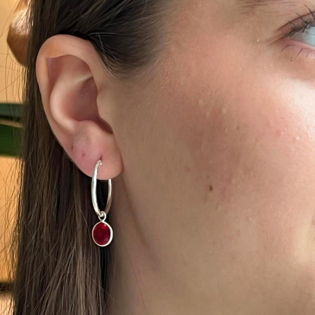 SILVERÖRHÄNGE HOOPS MED RÖDA STENAR